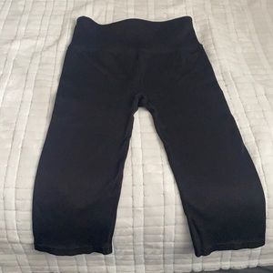Black ribbed fabletics crop pant